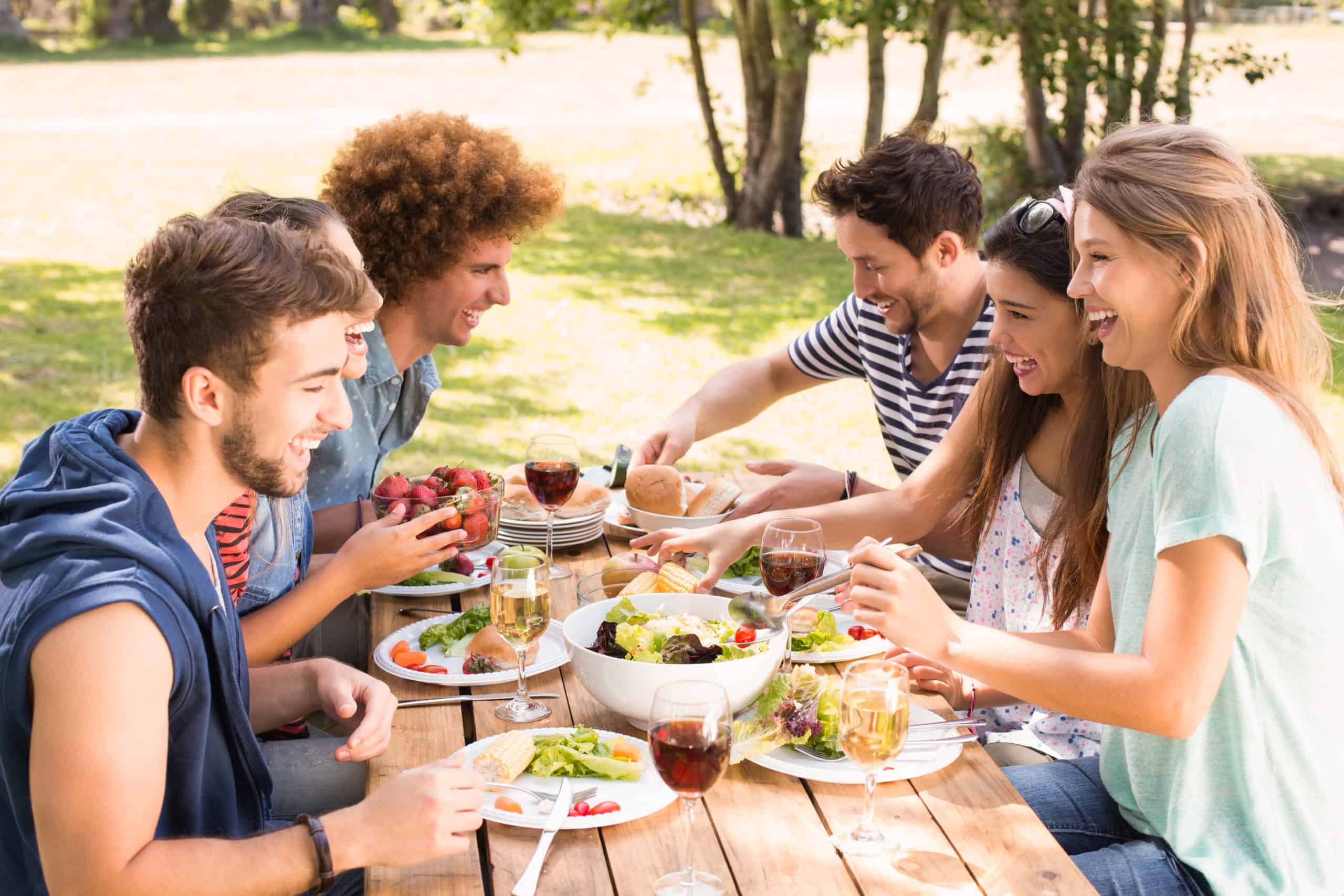 Cheap Food for Large Groups – 10 Affordable Dinner Ideas for Guests